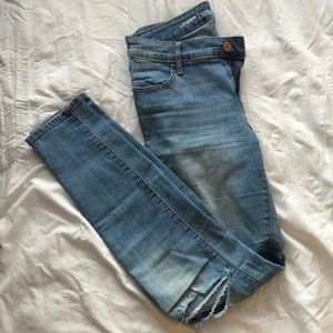 light wash skinny jeans with ripped knee